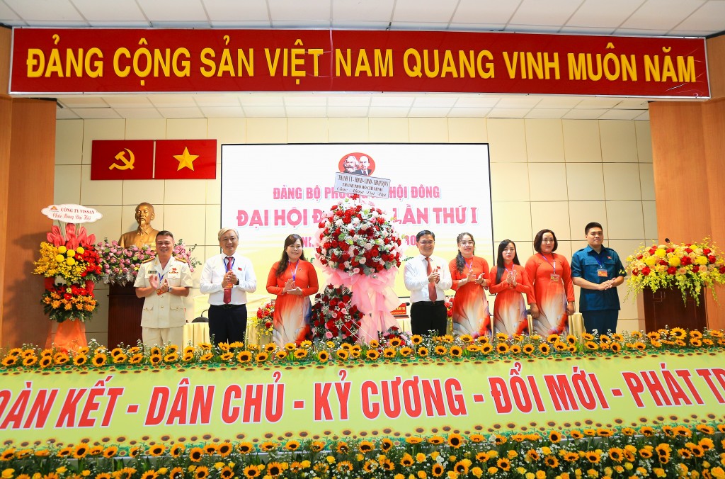 Nguyễn Mạnh Cường, Phó Chủ tịch UBND TPHCM tặng hoa chúc mừng Đại hội.