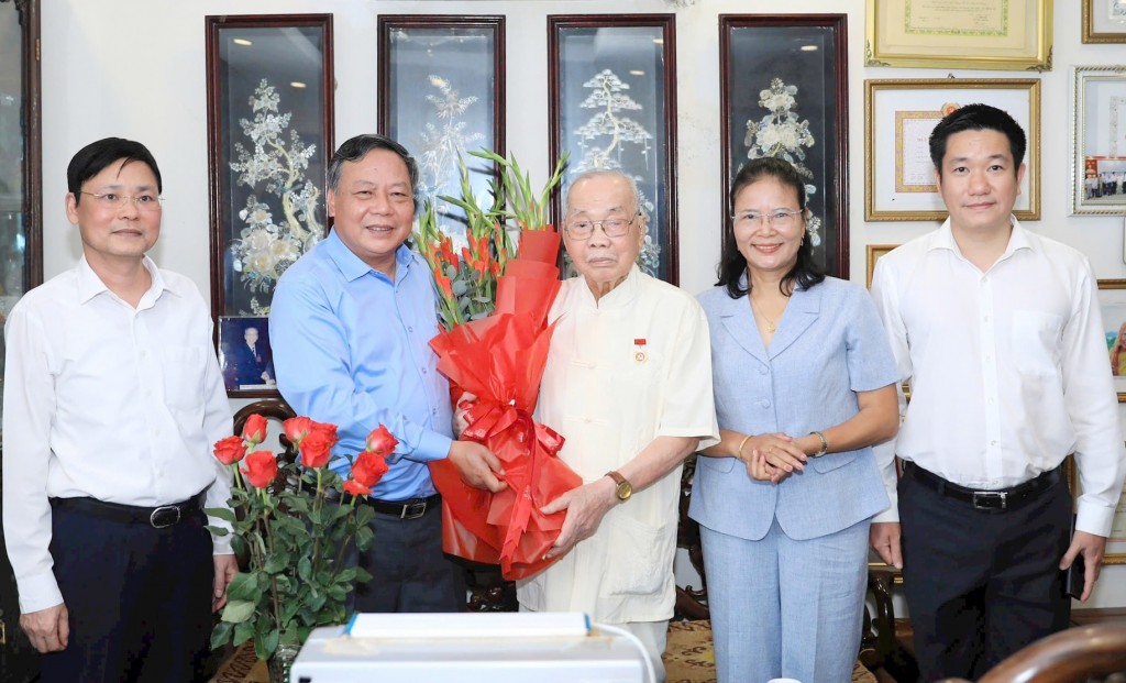 Phó Bí thư Thường trực Thành ủy Hà Nội Nguyễn Văn Phong và đoàn công tác thăm, tặng hoa chúc mừng ông Nguyễn Tiến Hà. Ảnh: Quang Thái