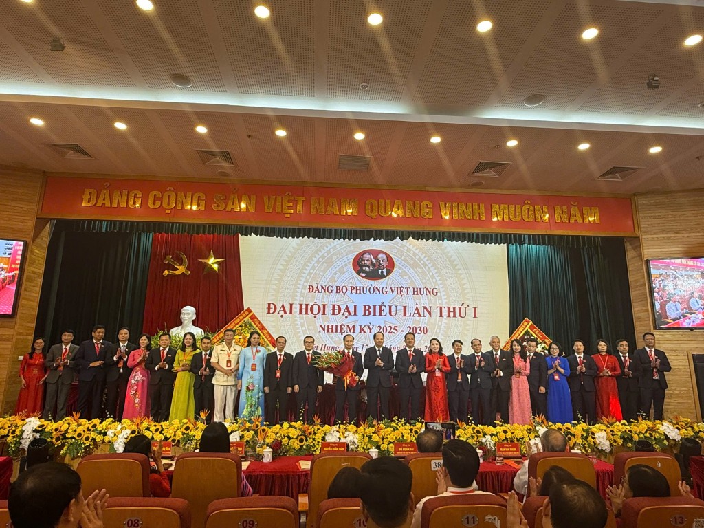 Ban Chấp hành Đảng bộ phường Việt Hưng khóa I, nhiệm kỳ 2025 - 2030 ra mắt tại Đại hội.