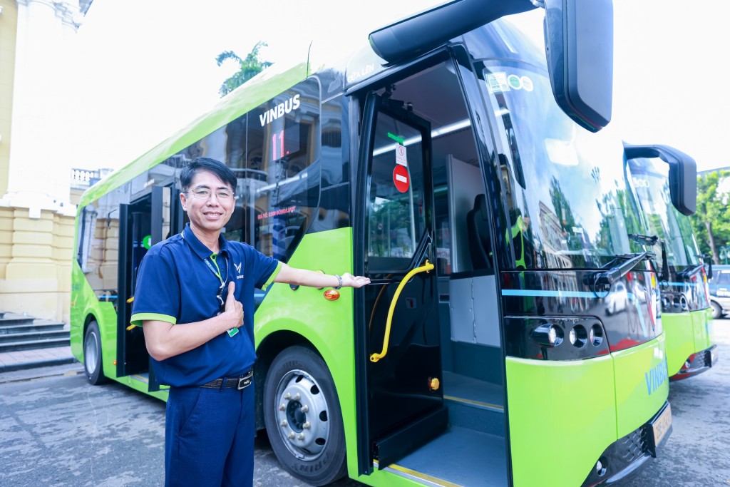 E11 là tuyến buýt điện thứ 18 được VinBus đưa vào vận hành tại Thủ đô Hà Nội, sử dụng dòng xe VinFast EB8 do Việt Nam sản xuất 100%