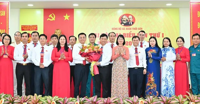 õ Văn Minh cùng các đại biểu chúc mừng Ban Chấp hành Đảng bộ xã Xuân Thới Sơn. Ảnh: VIỆT DŨNG