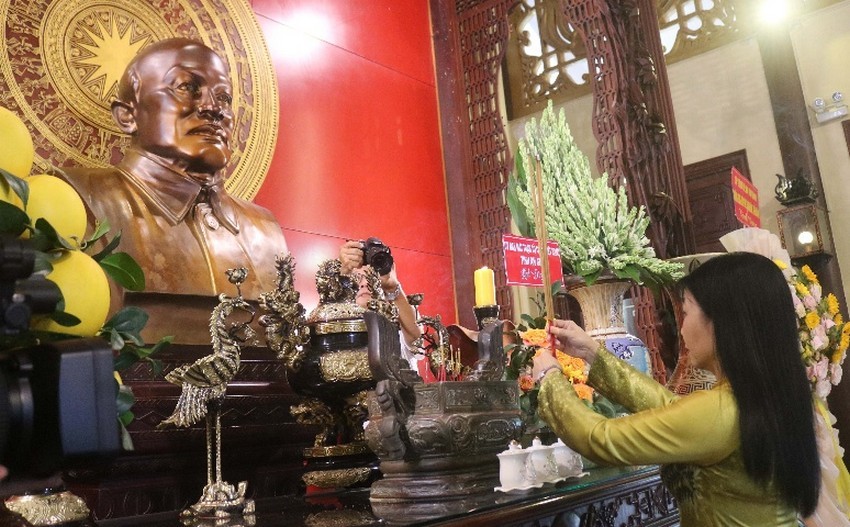 Đồng chí Trần Thị Thanh Hương dâng hương tại Đền tưởng niệm Chủ tịch Tôn Đức Thắng