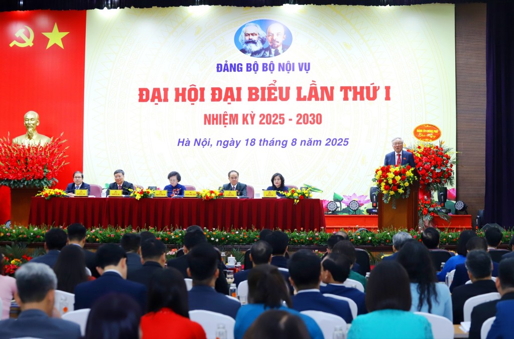 Phó Thủ tướng nhấn mạnh: Bộ Nội vụ giữ vai trò tiên phong trong việc tham mưu và triển khai một cuộc cách mạng về tổ chức bộ máy, kiến tạo lại không gian phát triển mới cho đất nước - Ảnh: VGP/Nguyễn Hoàng