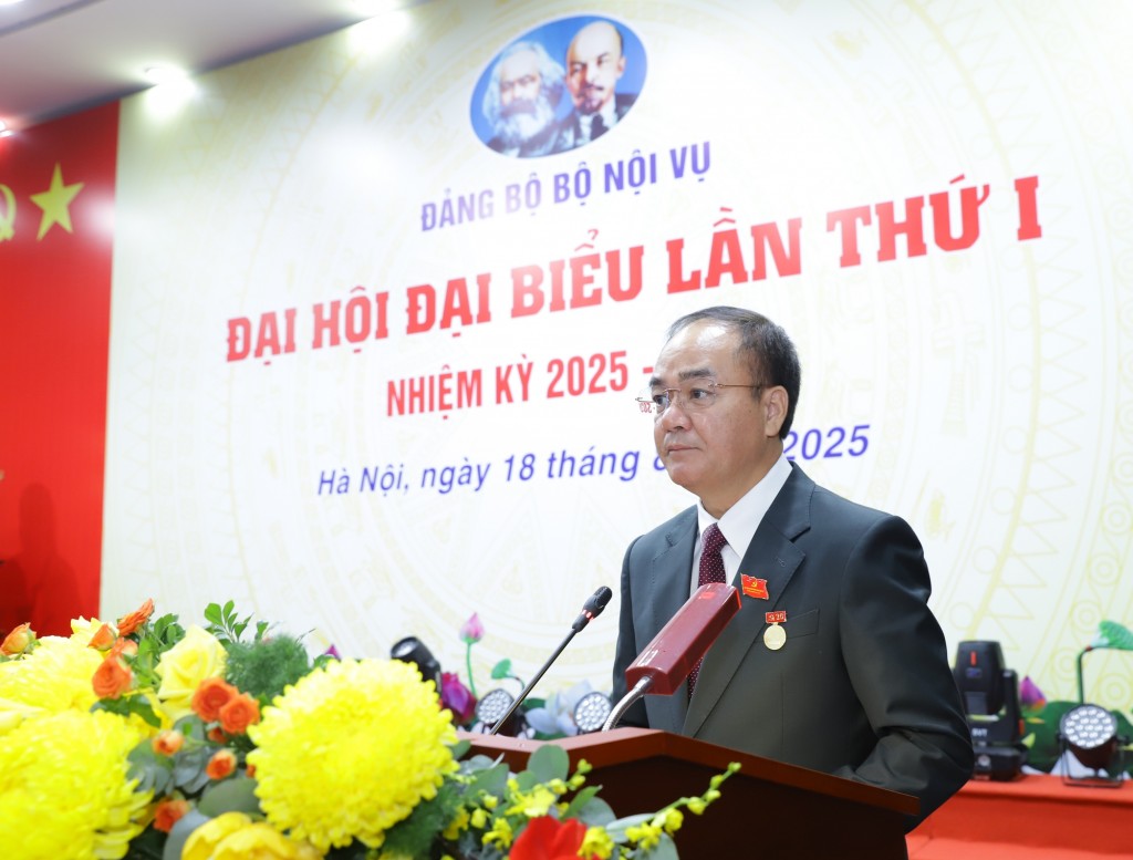 Thứ trưởng Bộ Nội vụ Vũ Chiến Thắng báo cáo tại Đại hội - Ảnh: VGP/Nguyễn Hoàng