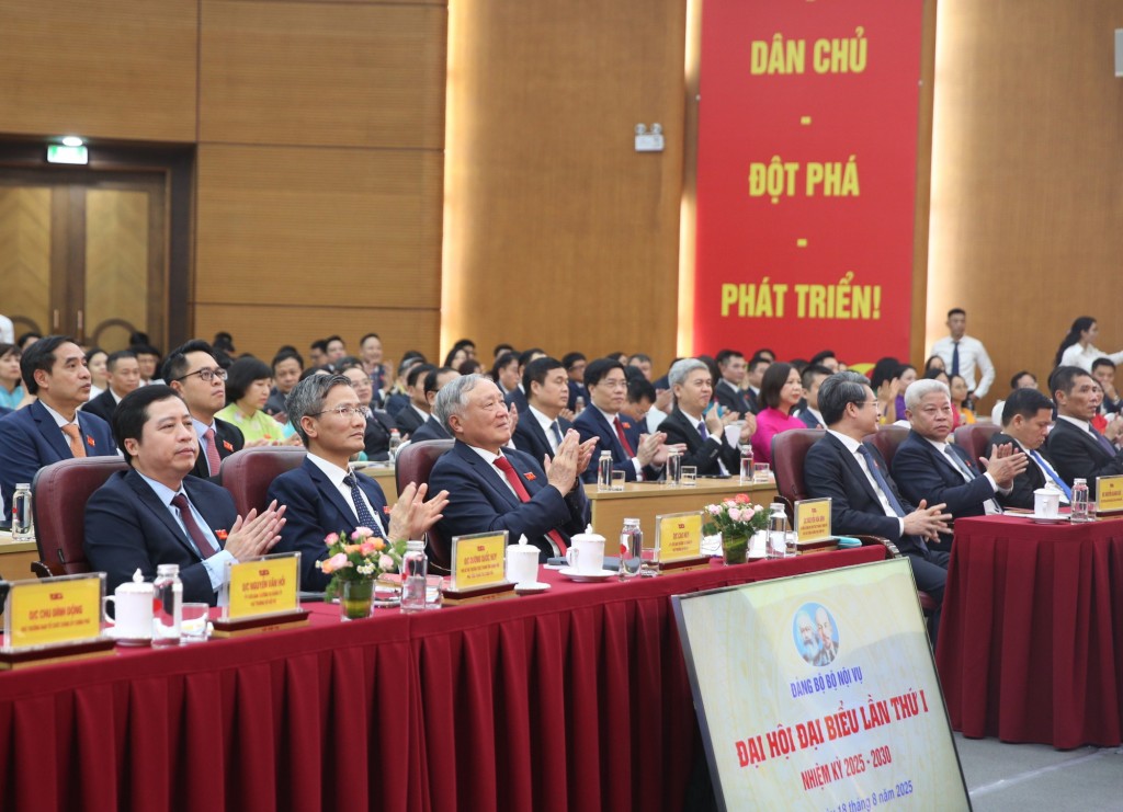 Phó Thủ tướng và các đại biểu tham dự Đại hội - Ảnh: VGP/Nguyễn Hoàng