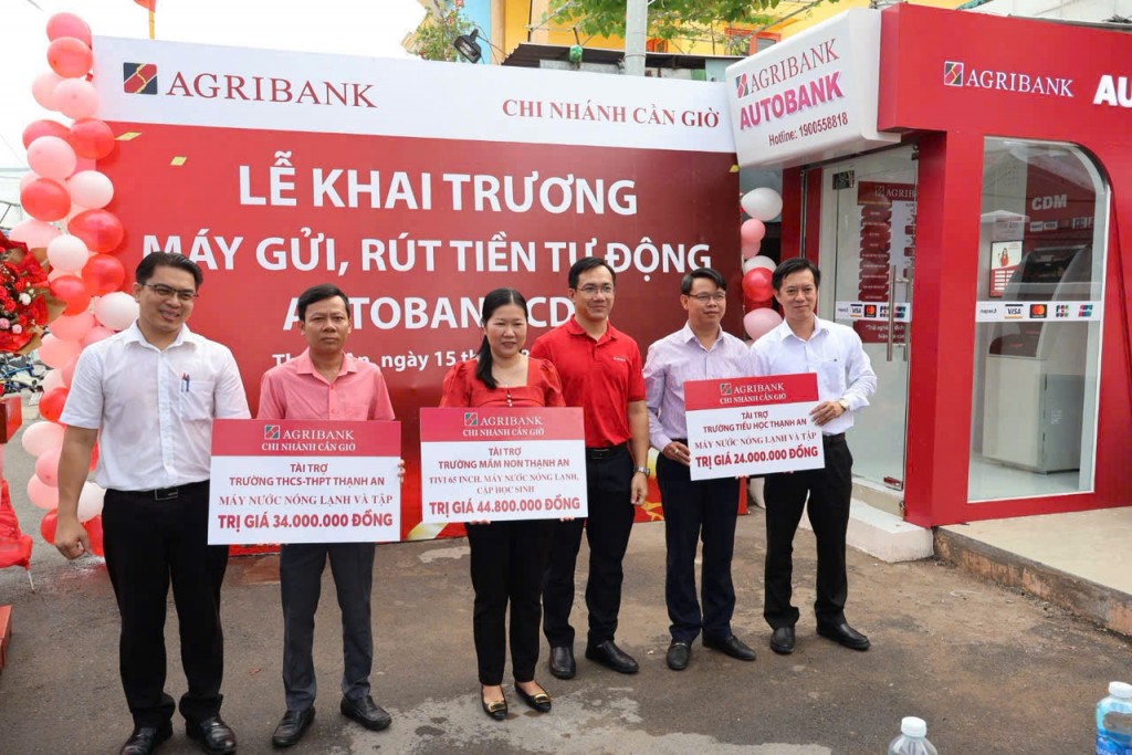 Agribank Chi nhánh Cần Giờ trao tặng ủng hộ an sinh xã hội cho các trường học trên địa bàn xã Thạnh An