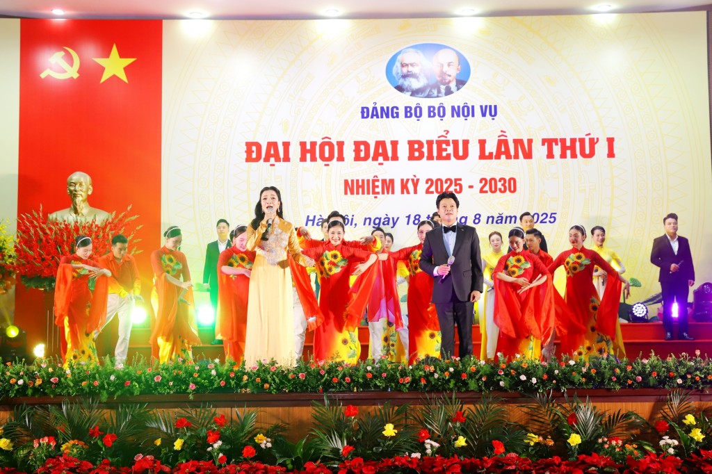 Các tiết mục văn nghệ chào mừng Đại hội - Ảnh: VGP/Nguyễn Hoàng