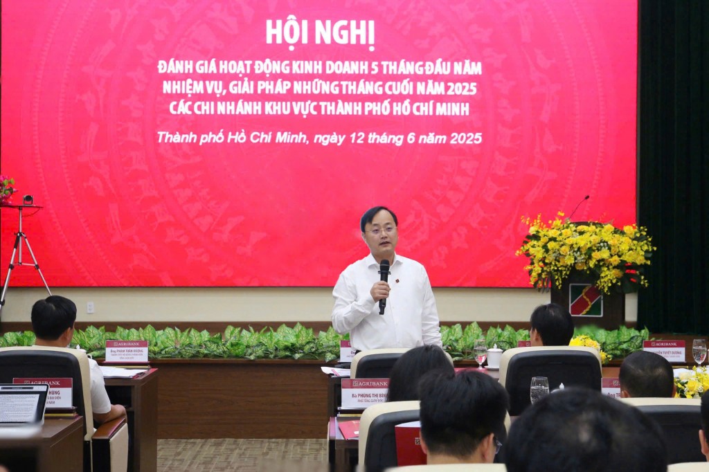 Đồng chí Bí thư Đảng ủy, Chủ tịch HĐTV Agribank Tô Huy Vũ nắm bắt tình hình hoạt động kinh doanh của Agribank khu vực Thành phố Hồ Chí Minh tại buổi làm việc với các Chi nhánh trên địa bàn vào tháng 6/2025