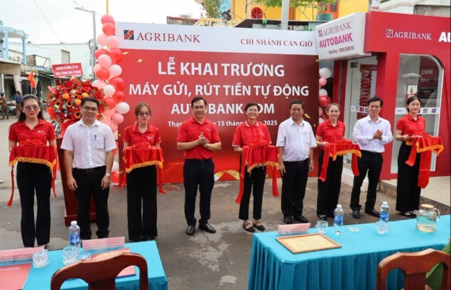 Agribank mang dịch vụ ngân hàng hiện đại "thắp sáng" hy vọng phát triển nơi xã đảo Thạnh An
