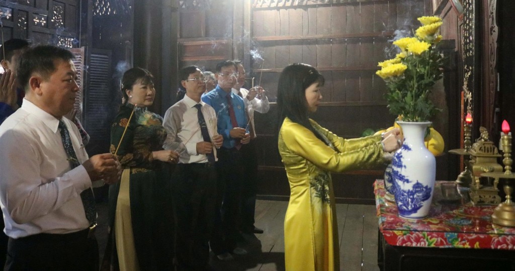 Đoàn công tác thắp hương tại Nhà lưu niệm thời niên thiếu Chủ tịch Tôn Đức Thắng