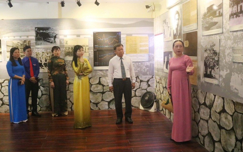 Đoàn công tác tham quan khu trưng bày hình ảnh tư liệu, hiện vật về thân thế, cuộc đời và sự nghiệp của Chủ tịch Tôn Đức Thắng