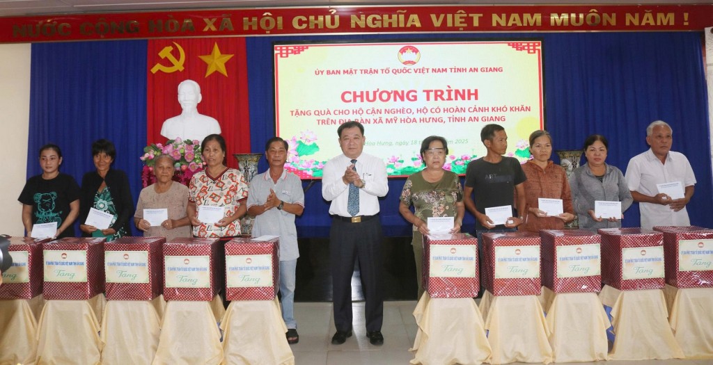 Ủy viên Ban Thường vụ Tỉnh ủy, Phó Chủ tịch Thường trực Ủy ban MTTQ tỉnh Lê Thanh Việt tặng quà cho các hộ dân