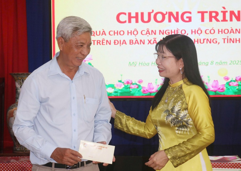 Đồng chí Trần Thị Thanh Hương tặng quà, động viên cán bộ, nhân viên Ban Quản lý Khu lưu niệm Chủ tịch Tôn Đức Thắng