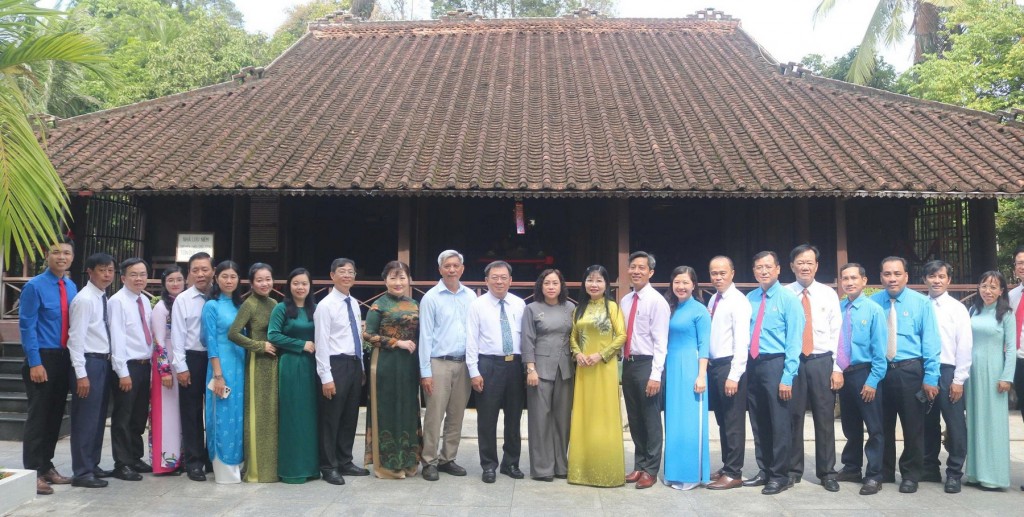 Đoàn công tác chụp hình lưu niệm tại Nhà lưu niệm thời niên thiếu Chủ tịch Tôn Đức Thắng