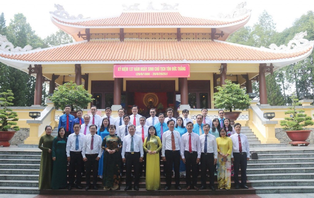 Chủ tịch Trần Thị Thanh Hương và đoàn công tác Ủy ban MTTQ tỉnh An Giang đã đến dâng hương tại Khu lưu niệm Chủ tịch Tôn Đức Thắng (xã Mỹ Hòa Hưng), nhân dịp kỷ niệm 137 năm Ngày sinh của Người