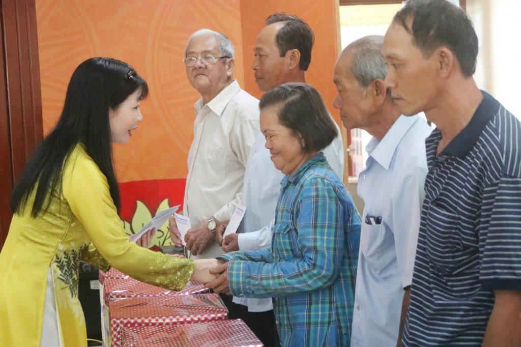 Đồng chí Trần Thị Thanh Hương trao quà cho hộ nghèo, khó khăn xã Mỹ Hòa Hưng
