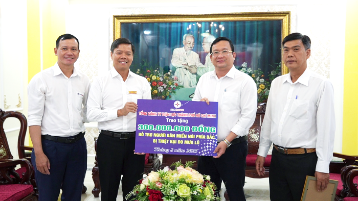 Phó Chủ tịch Ủy ban MTTQ Việt Nam TP Hồ Chí Minh Phan Hồng Ân (thứ 2 từ phải sang) tiếp nhận bảng tượng trưng 300 triệu đồng từ ông Lê Văn Minh, Chủ tịch Công đoàn Tổng Công ty Điện lực TP.