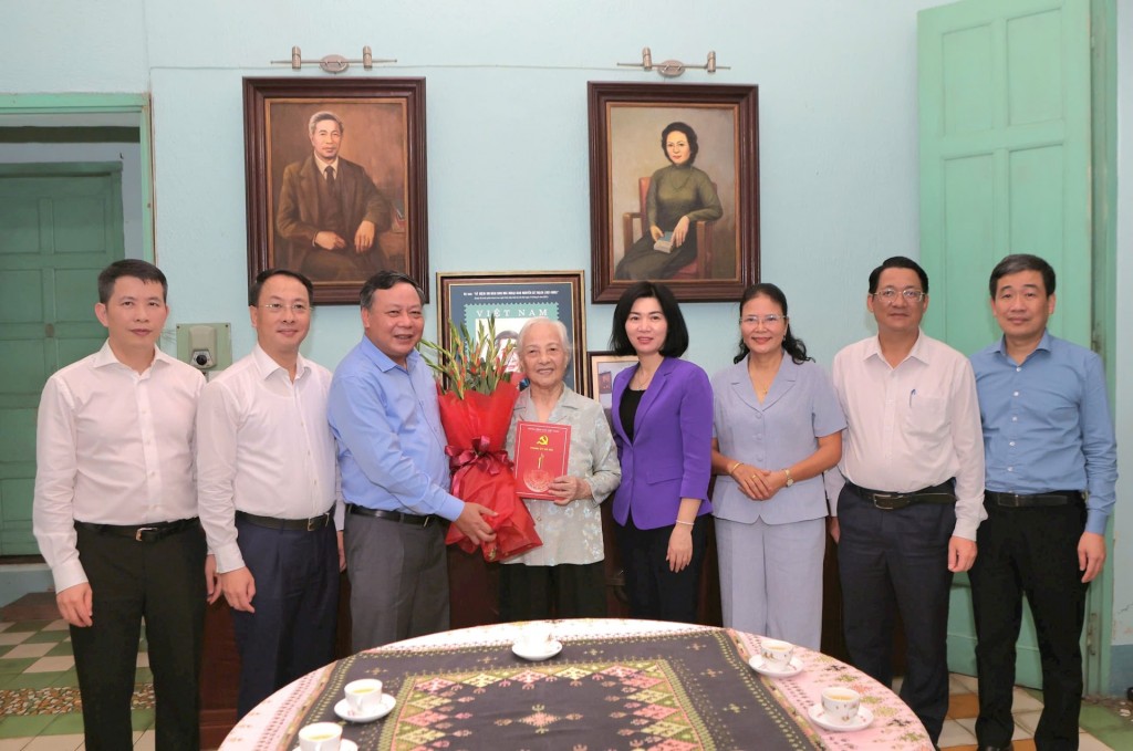 Tri ân những đóng góp, hy sinh của cán bộ lão thành cách mạng