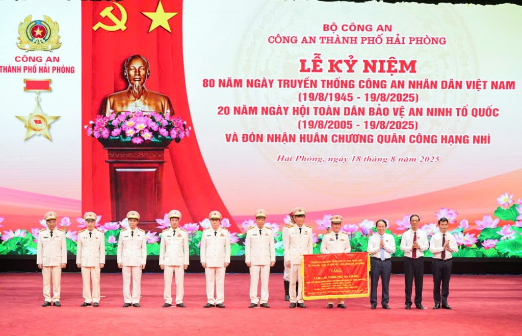 Các đồng chí lãnh đạo thành phố trao tặng lực lượng CATP Hải Phòng Bức trướng mang dòng chữ: “CATP Hải Phòng phát huy truyền thống Đơn vị Anh hùng lực lượng vũ trang nhân dân, Tiên phong – Gương mẫu – Đi đầu – Chính quy – Tinh nhuệ - Hiện đại, vì bình yên thành phố, vì hạnh phúc nhân dân”.