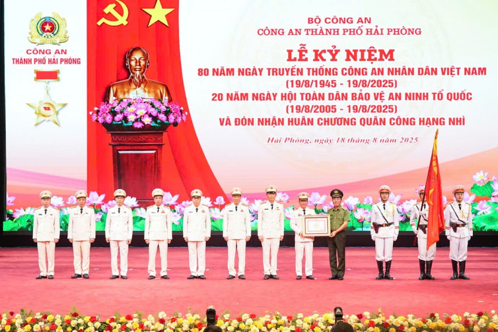 Thượng tướng Trần Quốc Tỏ, Ủy viên TW Đảng, Phó Bí thư Đảng ủy CATW, Thứ trưởng Bộ Công an thừa ủy quyền lãnh đạo Đảng, Nhà nước trao Huân chương Quân công hạng Nhì cho CATP Hải Phòng
