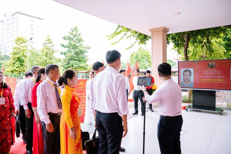 Các đại biểu dự Đại hội làm thủ tục điểm danh nhận diện khuôn mặt