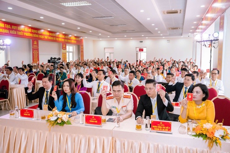 Các đại biểu biểu quyết thông qua các nội dung bằng hình thức giơ thẻ Đảng Các đại biểu biểu quyết thông qua các nội dung bằng hình thức giơ thẻ Đảng