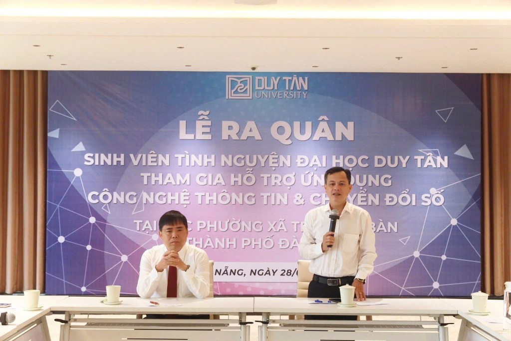 Ông Trần Ngọc Thạch, Phó Giám đốc Sở Khoa học và Công nghệ Đà Nẵng trao đổi tại lễ ra quân trường Đại học Duy Tân hỗ trợ các xã, phường