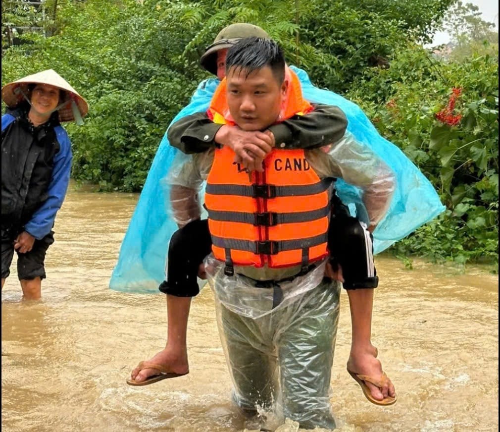 Các chiến sĩ công an hỗ trợ người dân