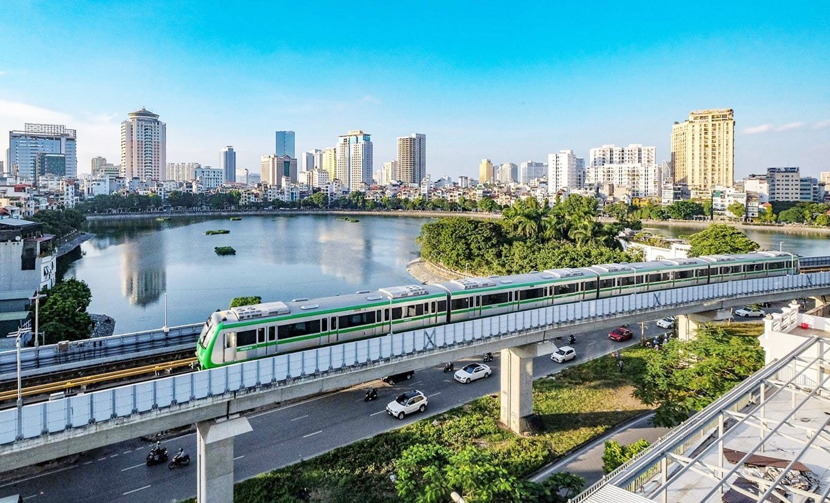 Tuyến đường sắt Cát Linh - Hà Đông là tuyến đường sắt đô thị đầu tiên ở Hà Nội, tới nay đã trở thành phương tiện giao thông công cộng được rất nhiều người lựa chọn sử dụng. Ảnh: Nhật Nam