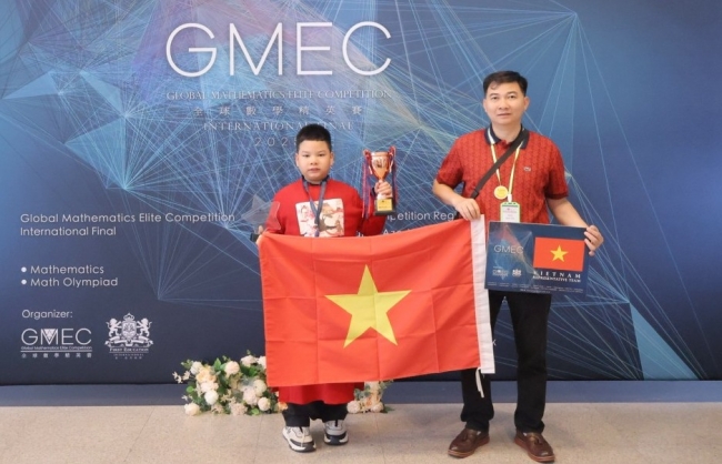“Cậu bé vàng” Ngọ Gia Huy tiếp tục hành trình chinh phục toán học