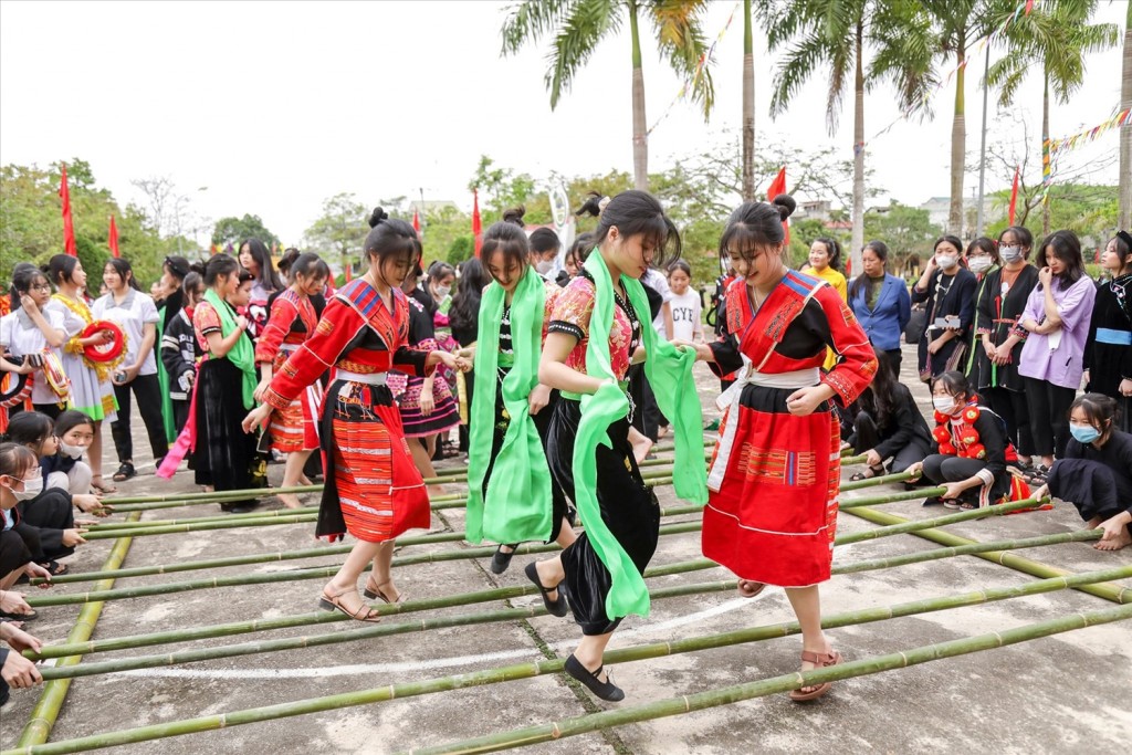 các em học sinh DTTS tại Trường Phổ thông Dân tộc nội trú THPT tỉnh Tuyên Quan