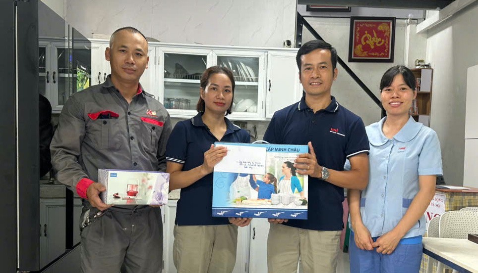 Đại diện Công đoàn Công ty TNHH Bút chì Mitsubishi Việt Nam trao quà cho đoàn viên Phạm Thu Hương