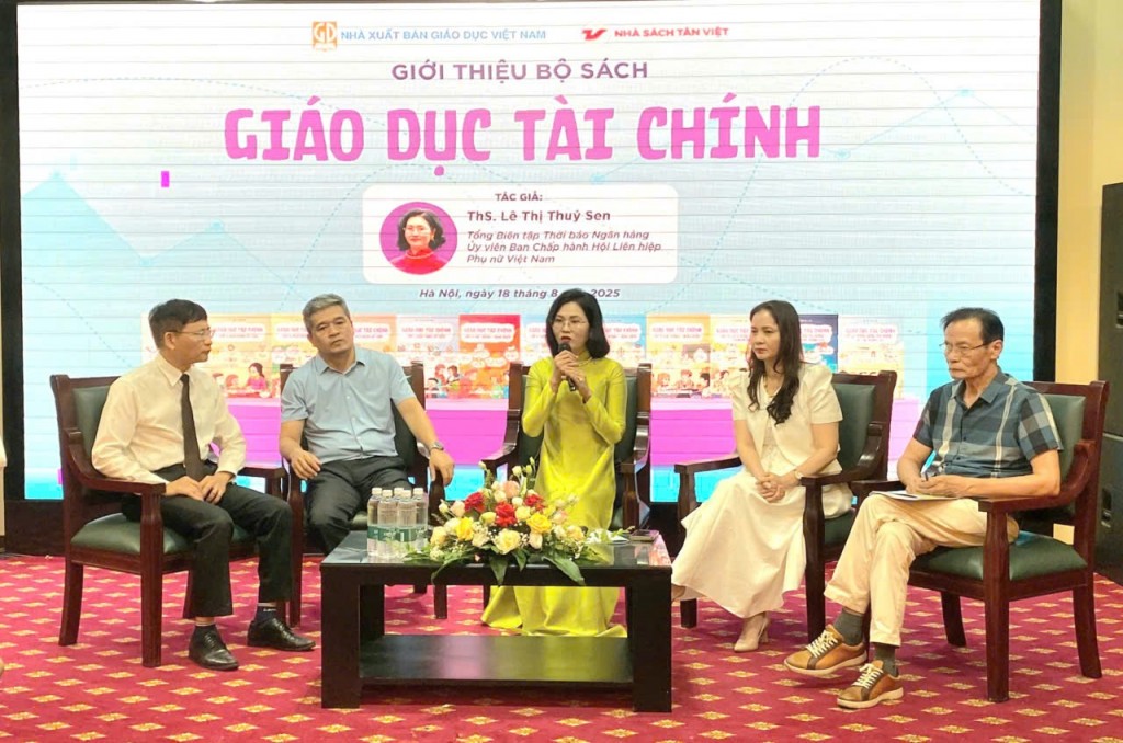 Các vị khách mời chia sẻ về ý nghĩa của bộ sách