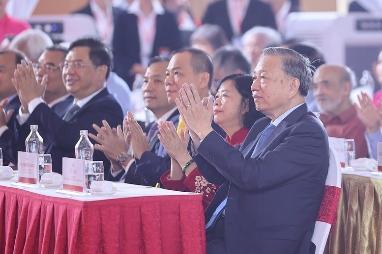 Tổng Bí thư Tô Lâm, Bí thư Thành ủy Hà Nội Bùi Thị Minh Hoài dự lễ khởi công, khánh thành 250 công trình tại điểm cầu trung tâm - Ảnh: VGP/Nhật Bắc