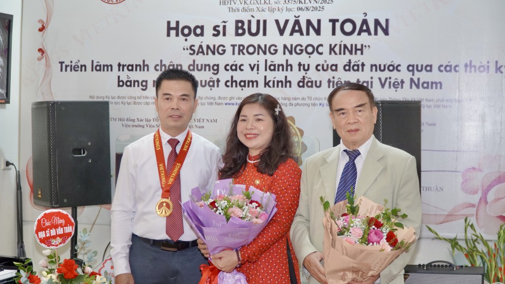 Họa sĩ Bùi Quốc Toản được trao kỷ lục với nghệ thuật chạm khắc kính