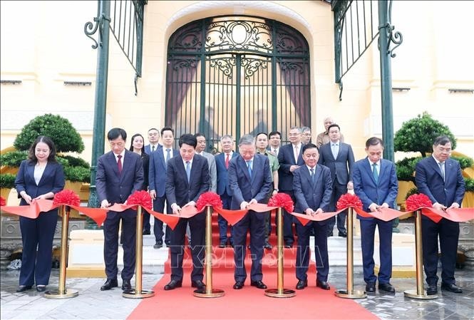Tổng Bí thư Tô Lâm và Chủ tịch nước Lương Cường cùng các đại biểu thực hiện nghi thức bàn giao. Ảnh: Thống Nhất/TTXVN