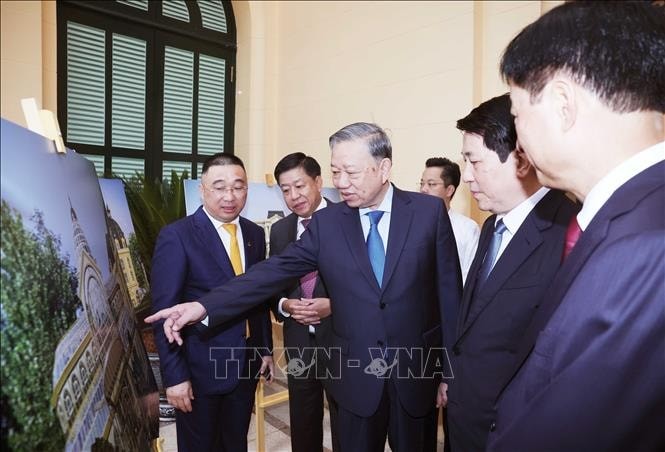 Tổng Bí thư Tô Lâm và Chủ tịch nước Lương Cường tham quan Trụ sở làm việc Cơ quan Chủ tịch nước. Ảnh: Thống Nhất/TTXVN