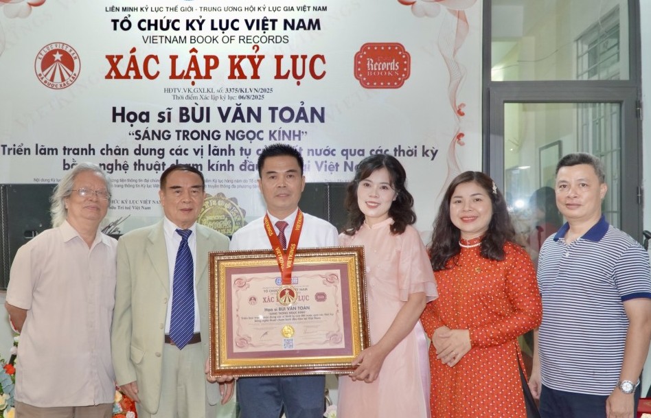 Họa sĩ Bùi Quốc Toản được trao kỷ lục với nghệ thuật chạm kính