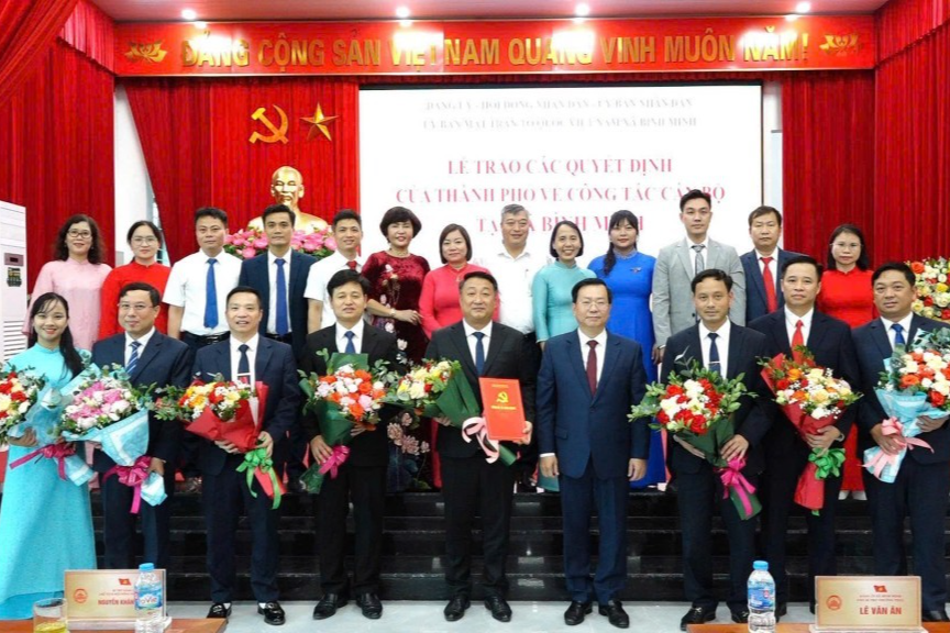Giám đốc Sở Công thương Hà Nội Võ Nguyên Phong trao Quyết định về việc chỉ định Ban Chấp hành Đảng bộ xã Bình Minh nhiệm kỳ 2025 - 2030