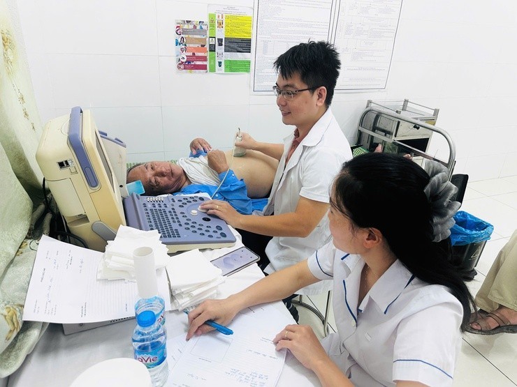Y, bác sĩ trẻ khám bệnh cho người có công tại xã Bình Minh 