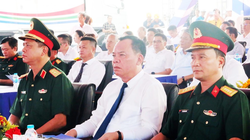 Dự lễ có các đồng chí: Thượng tướng Nguyễn Trường Thắng, Thứ trưởng Bộ Quốc phòng; Phó Bí thư Tỉnh ủy, Chủ tịch UBND tỉnh Võ Tấn Đức; Đại tá Võ Thành Danh, Chỉ huy trưởng Bộ Chỉ huy Quân sự tỉnh.