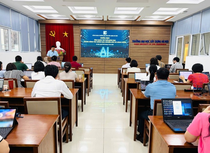 Nhà trường tổ chức khoá học ứng dụng trí tuệ nhân tạo trong công tác giảng dạy, nghiên cứu và hành chính cho cán bộ, giảng viên. Ảnh: HUCE.