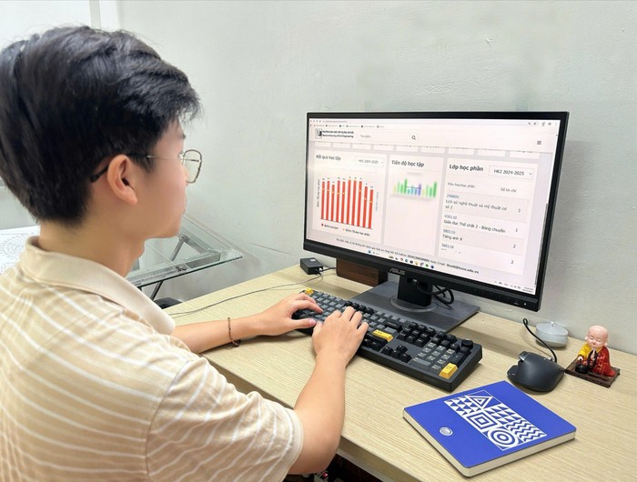 Sinh viên Trường Đại học Xây dựng Hà Nội đánh giá cao tính thuận tiện và trực quan của hệ thống cổng thông tin trong việc theo dõi kết quả học tập. Ảnh: NVCC.