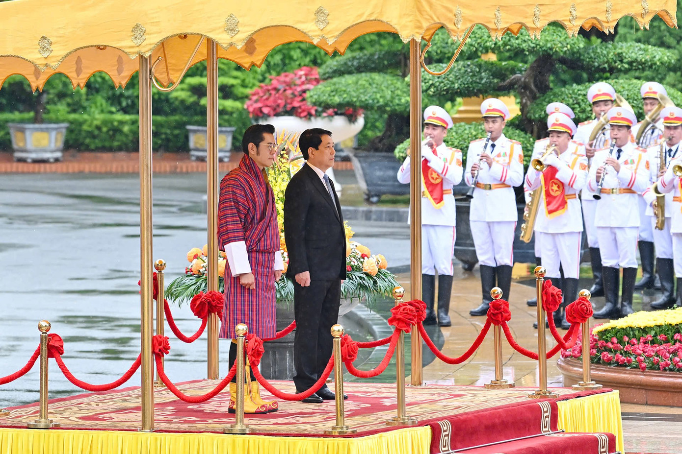 Chủ tịch nước Lương Cường và Quốc vương Bhutan Jigme Khesar Namgyel Wangchuck đứng trên bục danh dự nghe cử hành Quốc thiều hai nước. Ảnh: Nhật Minh gen-h-bhutan-2.jpg