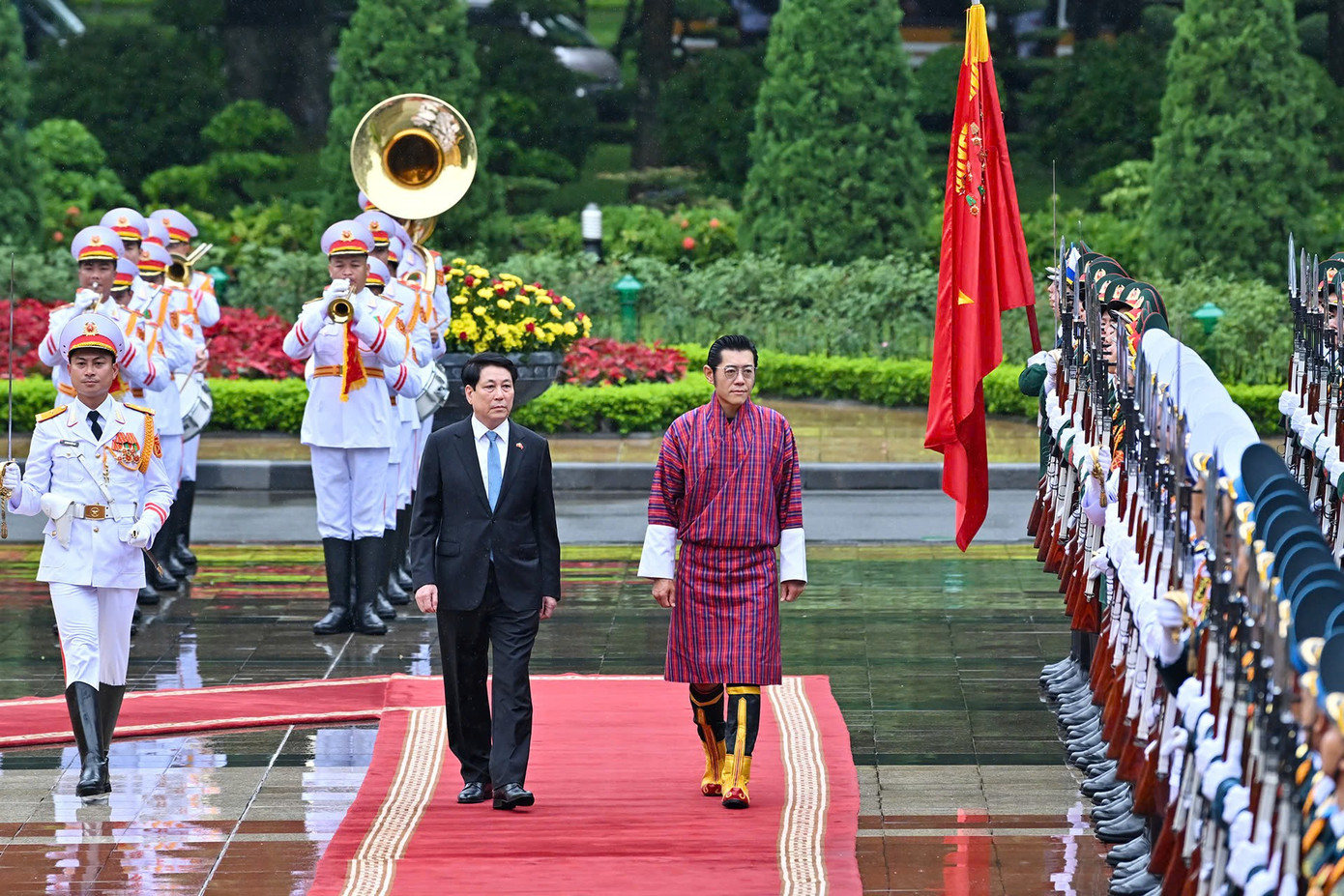 Chủ tịch nước Lương Cường và Quốc vương Bhutan duyệt đội danh dự. Ảnh: Nhật Minh gen-h-bhutan-4.jpg