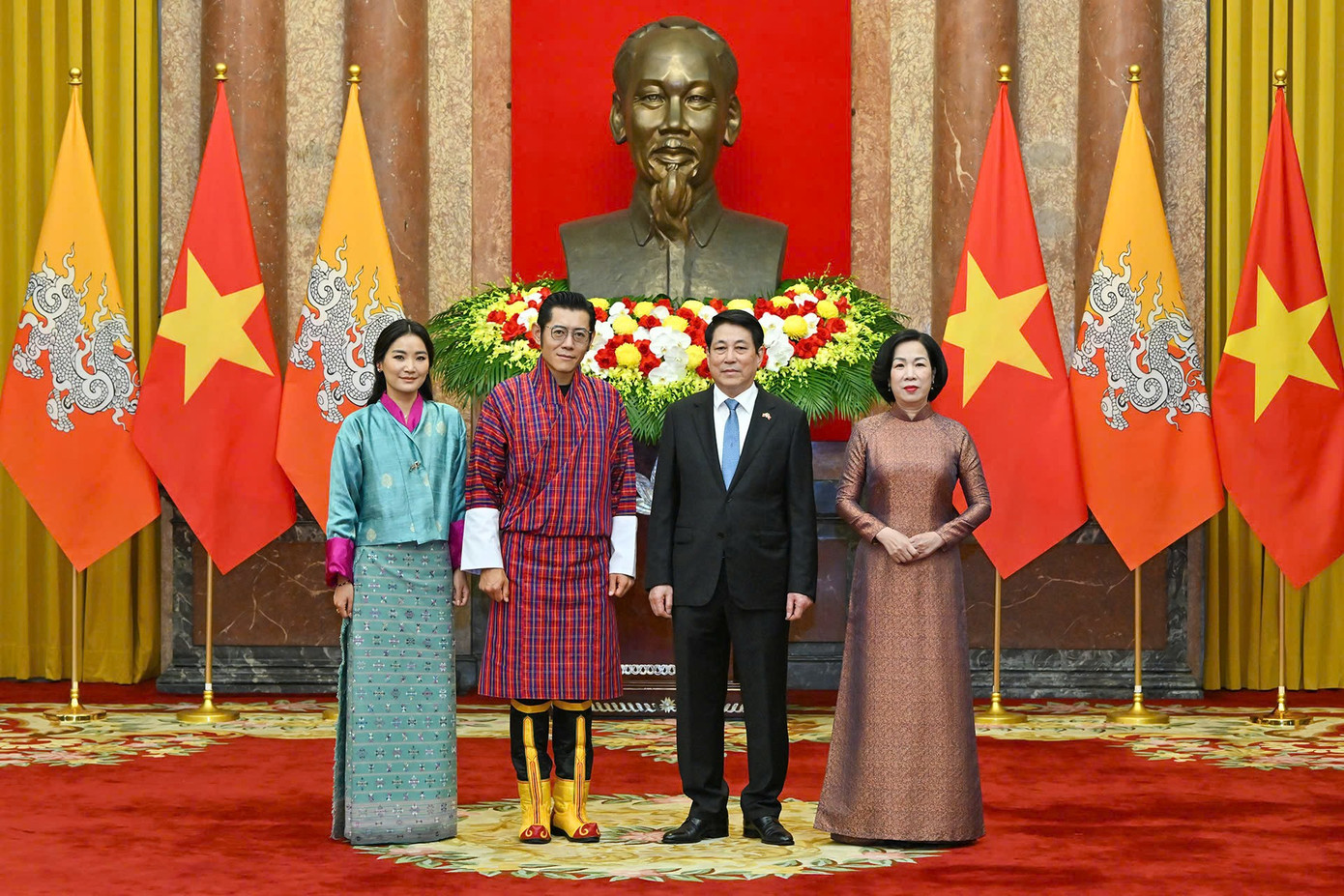 Chủ tịch nước Lương Cường và Phu nhân Nguyễn Thị Minh Nguyệt cùng Quốc vương Bhutan Jigme Khesar Namgyel Wangchuck và Hoàng hậu Jetsun Pema chụp ảnh chung trong Phủ Chủ tịch. Ảnh: Nhật Minh gen-h-bhutan-8.jpg