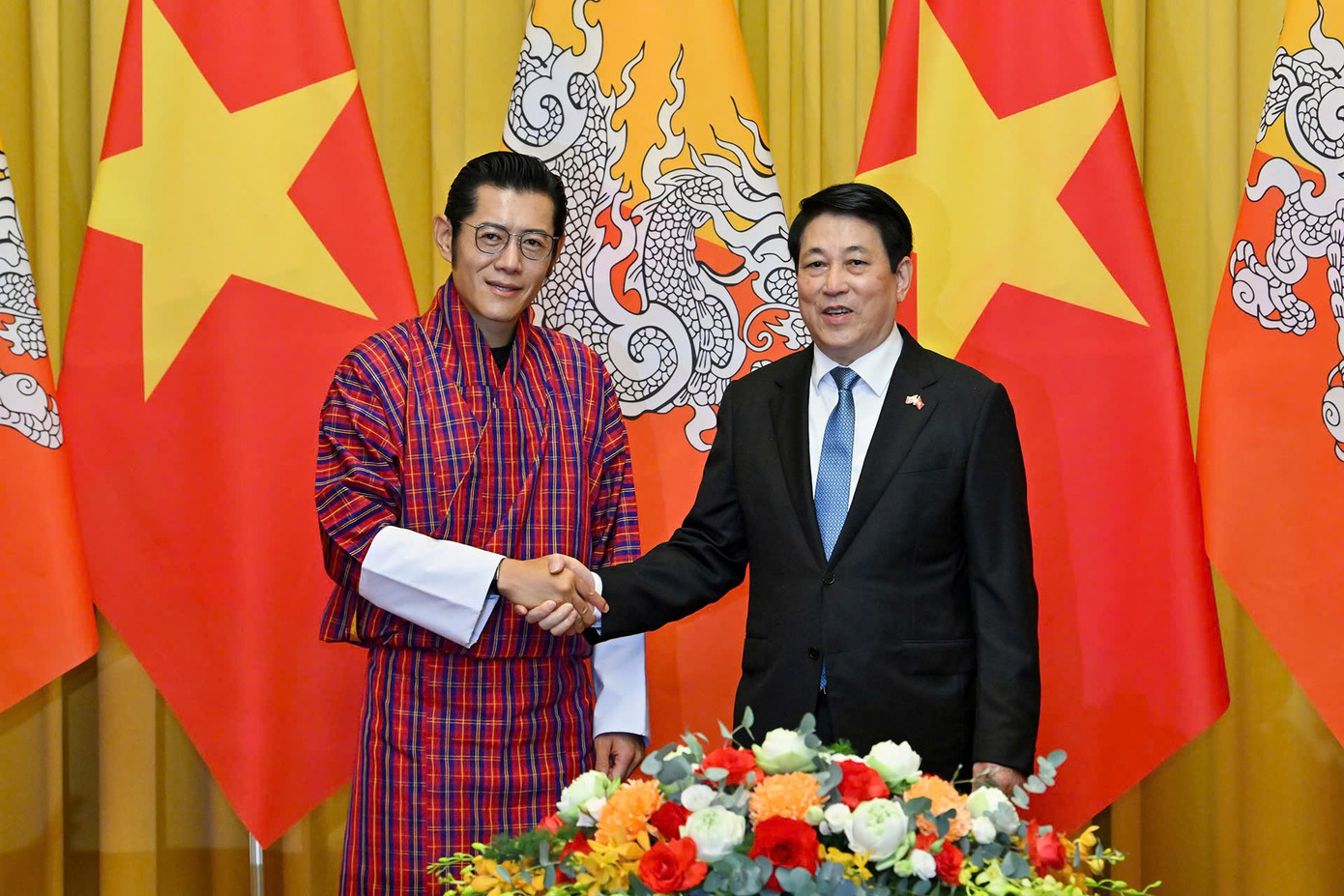 Chủ tịch nước Lương Cường và Quốc vương Bhutan chụp ảnh chung trước hội đàm. Ảnh: Nhật Minh gen-h-bhutan-9.jpg