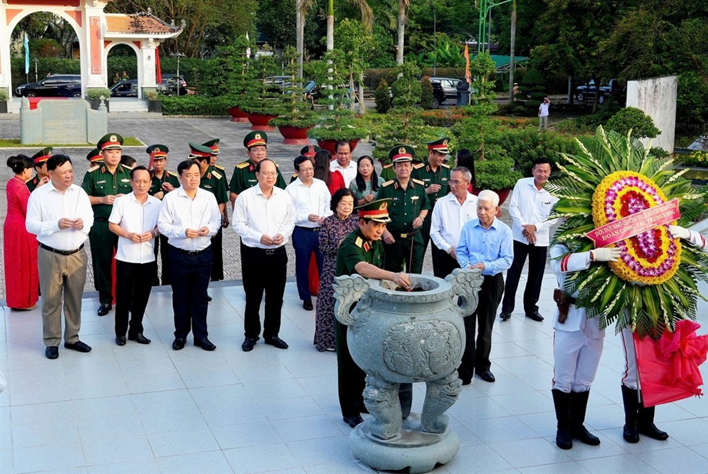 Đoàn công tác Trung ương và lãnh đạo tỉnh Cà Mau dâng hương tưởng niệm Chủ tịch Hồ Chí Minh.