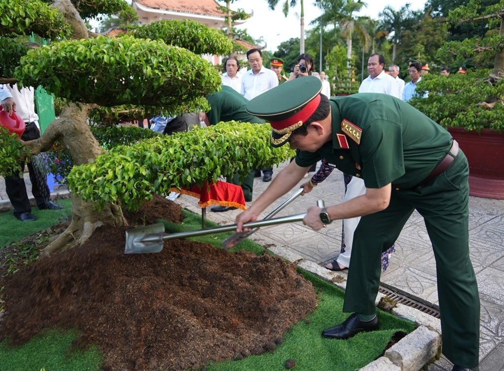 Đại tướng Phan Văn Giang, Ủy viên Bộ Chính trị, Bộ trưởng Bộ Quốc phòng trồng cây lưu niệm trong khuôn viên Khu Tưởng niệm Chủ tịch Hồ Chí Minh