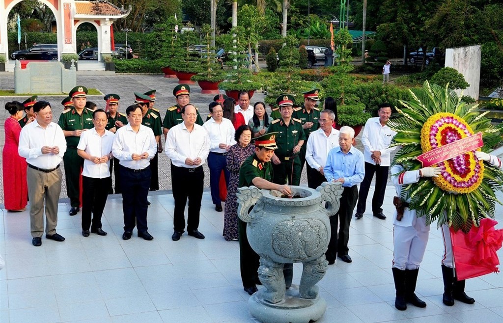 Bộ trưởng Bộ Quốc phòng cùng đoàn công tác dâng hương tại Khu tưởng niệm Chủ tịch Hồ Chí Minh
